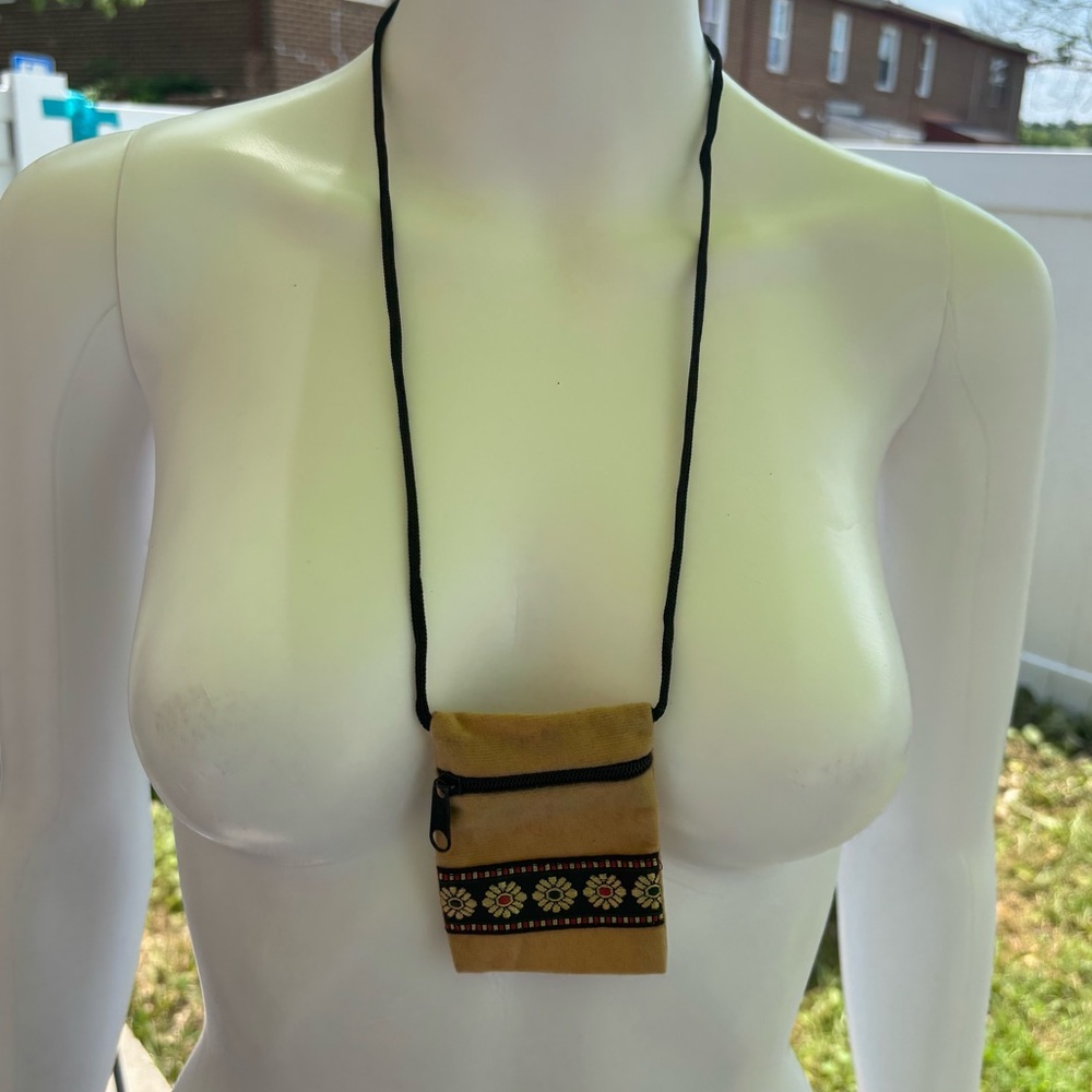 VINTAGE LIGHT BROWN FLORAL ACCENT ZIP POUCH NECKLACE FESTIVAL